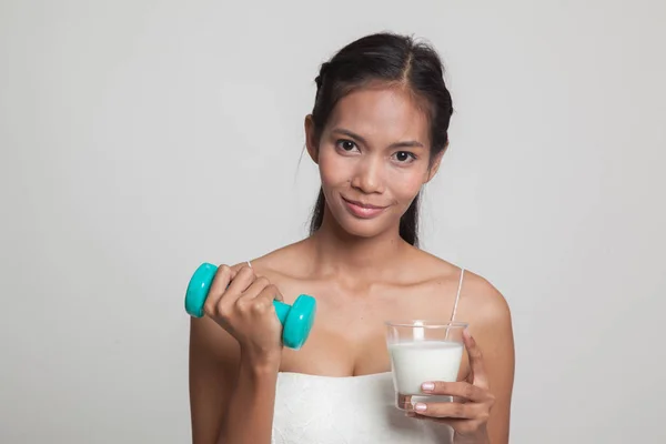 Bir bardak süt ve halter içme sağlıklı Asyalı kadın. — Stok fotoğraf