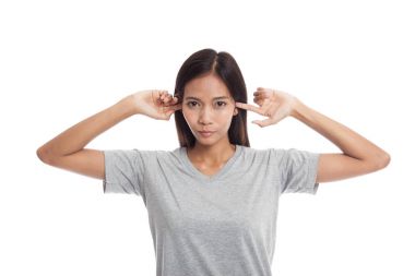 Genç Asyalı kadın parmakları ile her iki kulak engellemek.