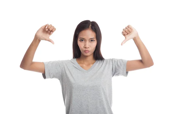 Unglückliche asiatische Mädchen zeigen Daumen nach unten mit beiden Händen. — Stockfoto