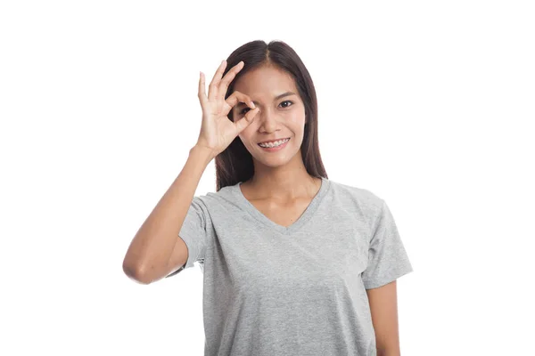 Hermosa joven asiática mostrar OK signo sobre su ojo . — Foto de Stock