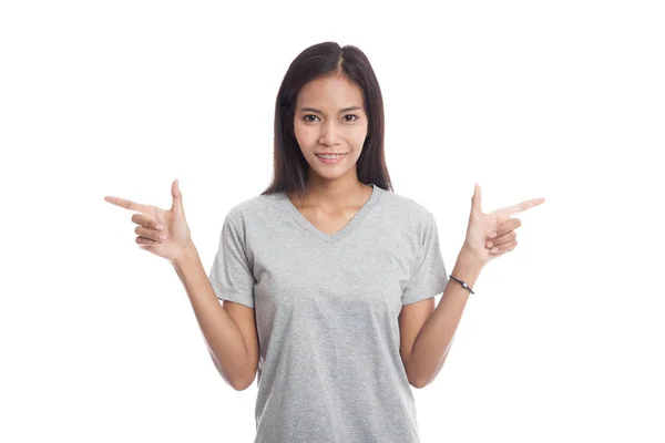 Joven mujer asiática punto a izquierda y derecha . — Foto de Stock