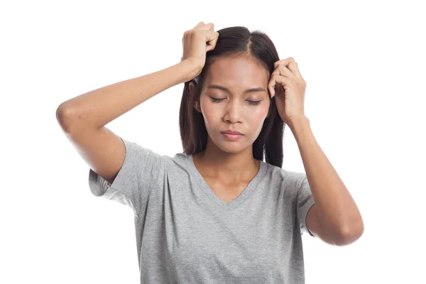 Mladá asijská žena dostala nemoc a bolest hlavy. — Stock fotografie