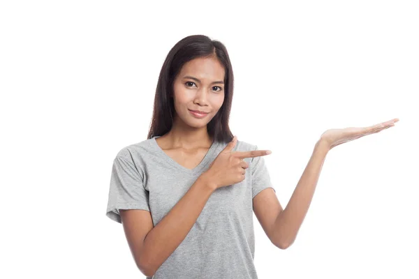 Mooie jonge Aziatische vrouw punt naar de palm van de hand. — Stockfoto
