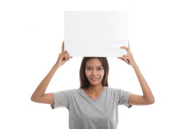 Beyaz boş işareti ile genç Asyalı kadın.