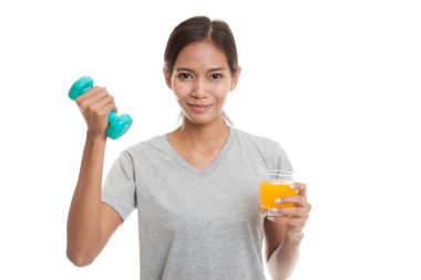 Genç Asyalı kadın dumbbell içki portakal suyu ile.