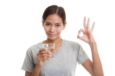 Genç Asyalı kadın göster Ok ile içme suyu bir bardak.