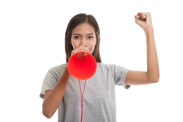 Mooie jonge Aziatische vrouw kondigen met megafoon. — Stockfoto