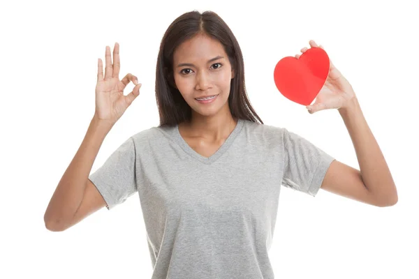 Asiatische Frau zeigen ok mit roten Herzen. — Stockfoto