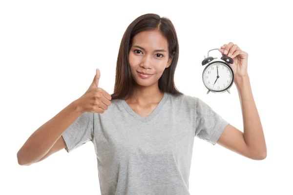 Ung asiatisk kvinna visar tummen upp med en klocka. — Stockfoto