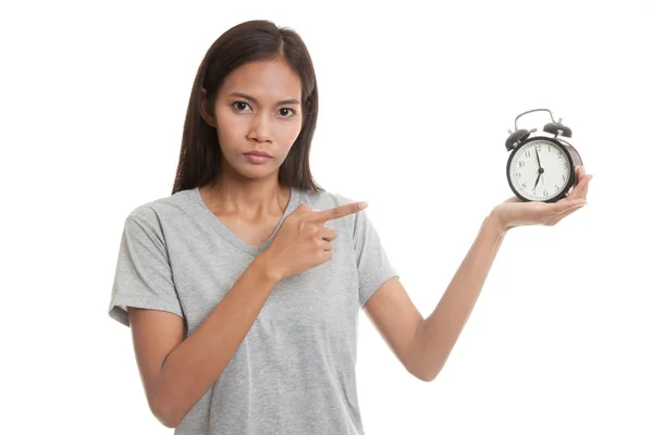 Enojado joven asiático mujer punto a un reloj . —  Fotos de Stock