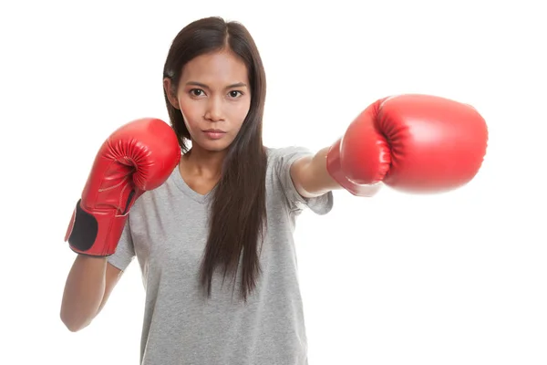 Mladá asijská žena s červeným Boxerské rukavice. — Stock fotografie