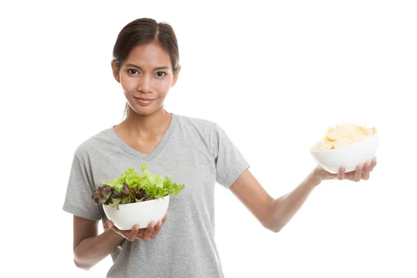 Mujer asiática joven con papas fritas y ensalada . — Foto de Stock