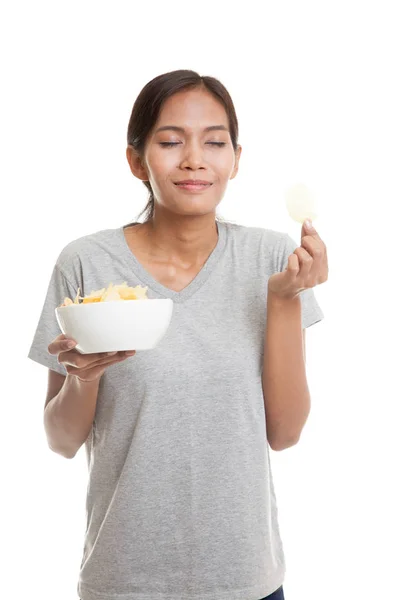 Joven mujer asiática comer papas fritas . — Foto de Stock