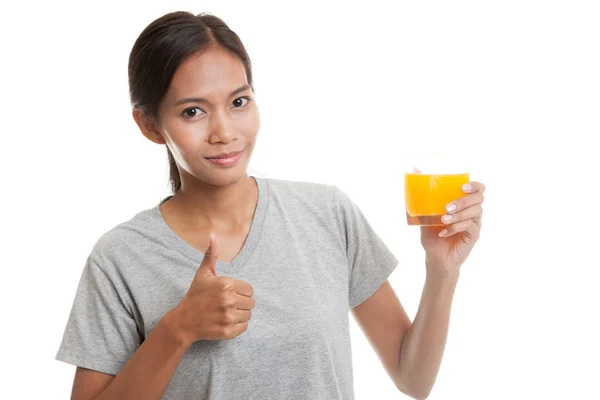 Ung asiatisk kvinna tummen upp drink apelsin juice. — Stockfoto