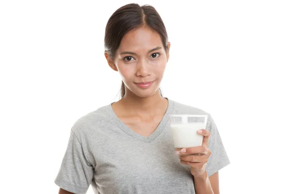 Femme asiatique en bonne santé boire un verre de lait . — Photo
