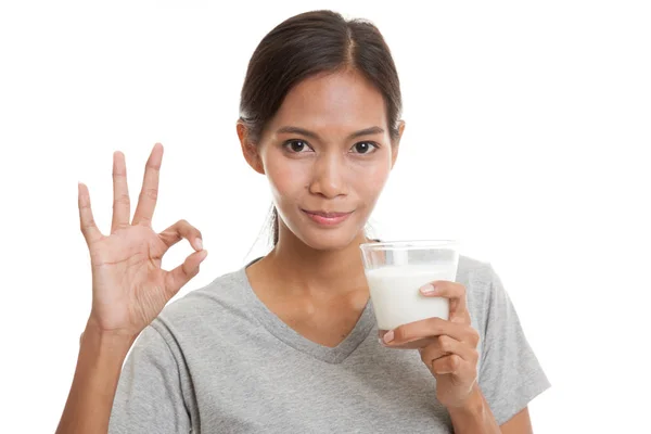 Mulher asiática saudável beber um copo de leite mostrar OK sinal . — Fotografia de Stock