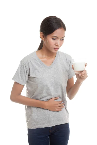 Ασιατική γυναίκα πίνοντας ένα ποτήρι γάλα πήρε στομαχόπονο. — Φωτογραφία Αρχείου