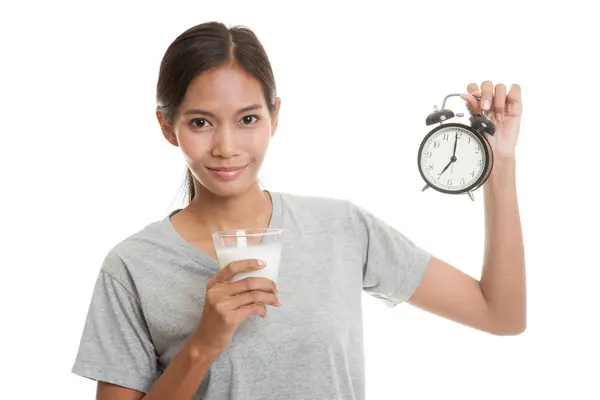 健康的亚洲女人喝杯牛奶举行时钟. — 图库照片