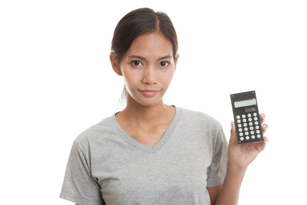 Азиатка улыбается с калькулятором . — стоковое фото