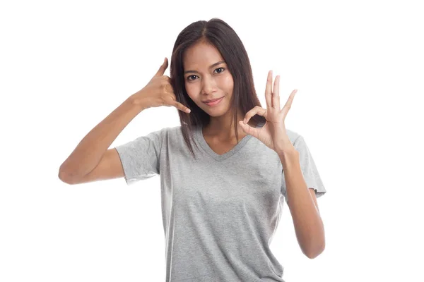 Εμφάνιση νεαρή γυναίκα της Ασίας με τηλέφωνο χειρονομία και εντάξει σημάδι. — Φωτογραφία Αρχείου