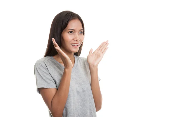 Joven asiática mujer es sorprendido y sonrisa . — Foto de Stock