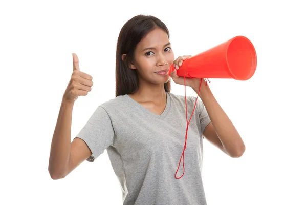 Mooie jonge Aziatische vrouw kondigen met megafoon. — Stockfoto