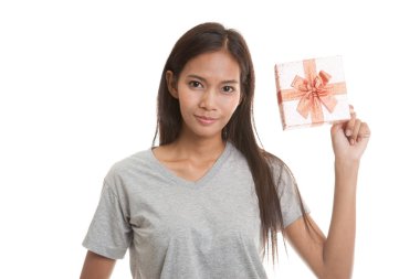 Genç Asyalı kadın ile bir hediye kutusu.