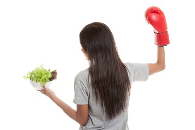 Genç Asyalı kadın boks eldiven ve salata ile.