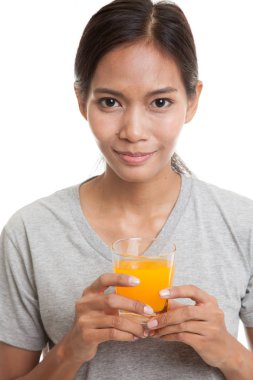 Genç Asyalı kadın içki portakal suyu.