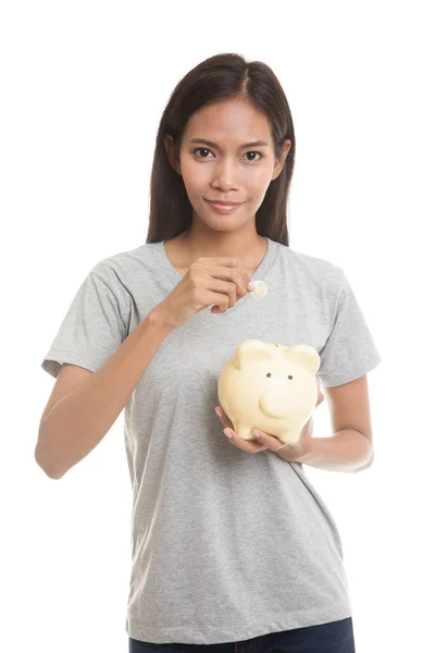 Азиатка с копилкой монет и свиней . — стоковое фото