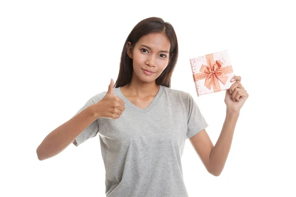 Jonge Aziatische vrouw duimen omhoog met een geschenkdoos. — Stockfoto