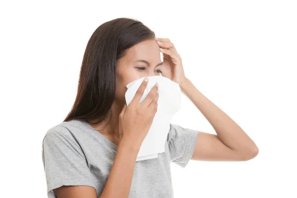 Genç Asyalı kadın hasta ve grip var. — Stok fotoğraf