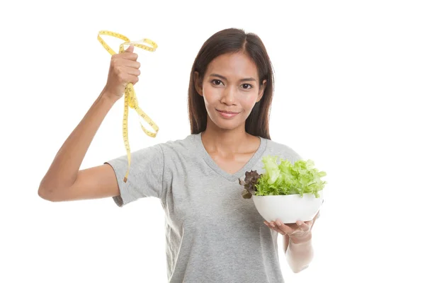 Egészséges ázsiai nő, mérő szalag és saláta. — Stock Fotó