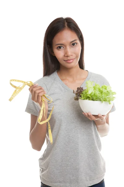 Mujer asiática saludable con cinta métrica y ensalada . — Foto de Stock