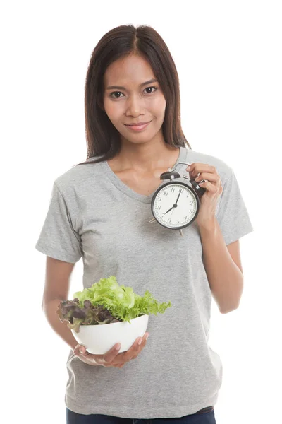 Joven mujer asiática con reloj y ensalada . — Foto de Stock