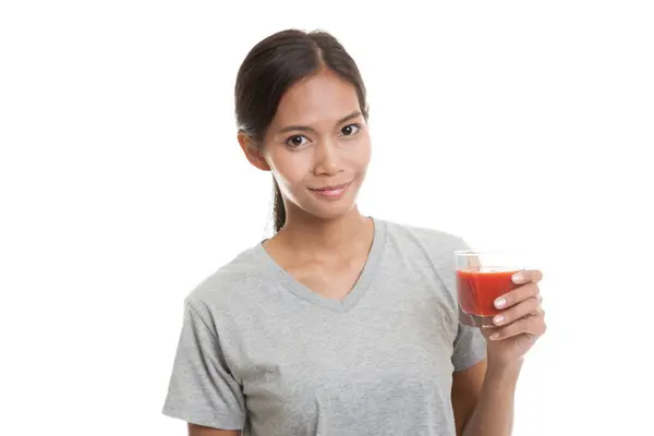 Jonge Aziatische vrouw drankje tomatensap. — Stockfoto