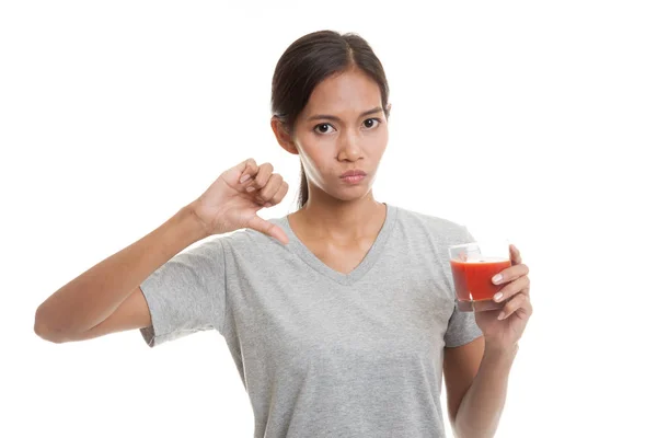 Asiática mujer thumbs abajo odio tomate jugo . —  Fotos de Stock