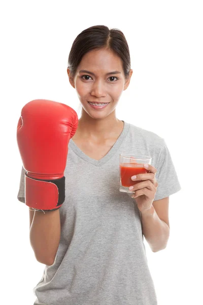 Joven mujer asiática con jugo de tomate y guante de boxeo . — Foto de Stock