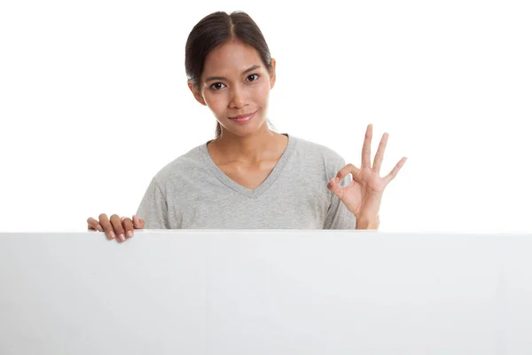 Młoda kobieta Azji Pokaż Ok z pusty znak. — Zdjęcie stockowe