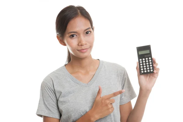 Aziatische vrouw punt naar de calculator. — Stockfoto