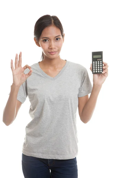 Asian woman show OK with calculator. — Stock Photo, Image