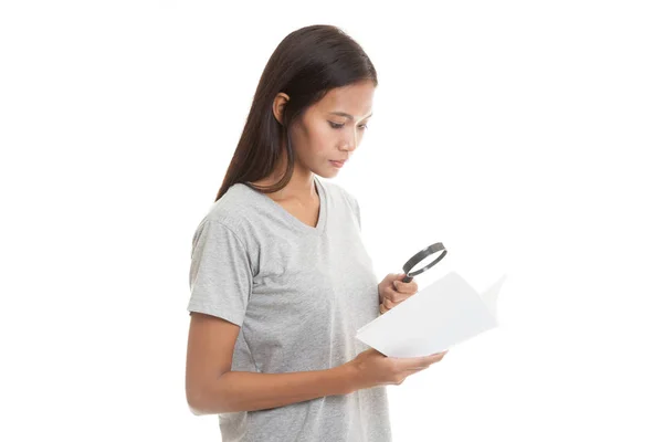 Mulher asiática com um livro e lupa . — Fotografia de Stock