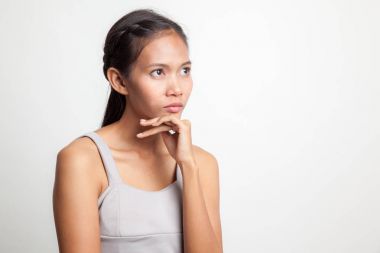 Ciddi genç Asyalı kadın göz uzakta.