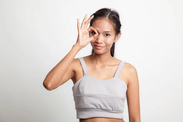 Hermosa joven asiática mostrar OK signo sobre su ojo . —  Fotos de Stock