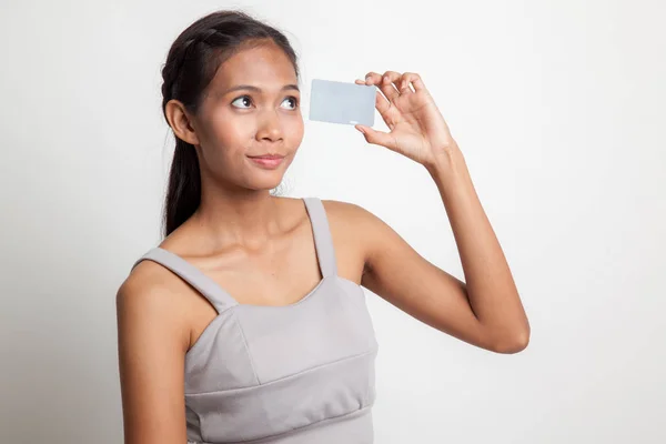 Joven mujer asiática pensar con una tarjeta en blanco . — Foto de Stock