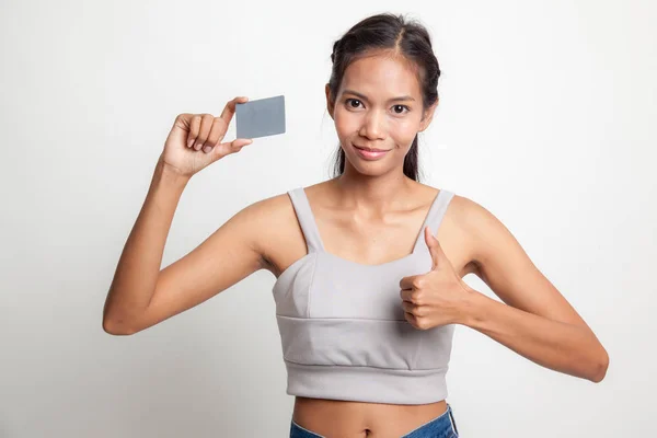 Joven mujer asiática pulgares arriba con una tarjeta en blanco . —  Fotos de Stock