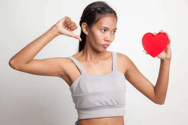 Asiática mujer pulgares abajo con rojo corazón . — Foto de Stock