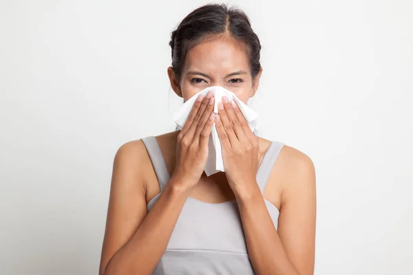 Jonge Aziatische vrouw kreeg zieken en griep. — Stockfoto