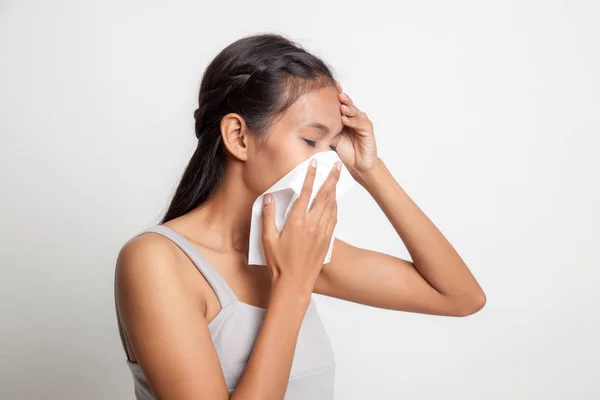 Jovem mulher asiática ficou doente e gripe . — Fotografia de Stock