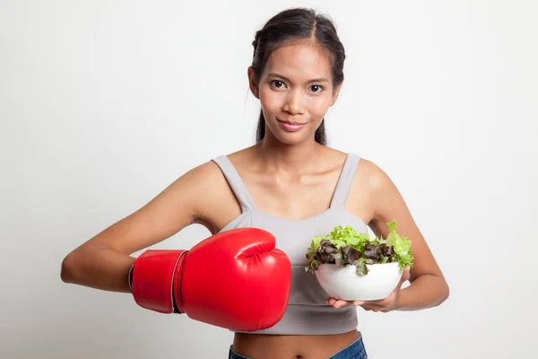 Joven mujer asiática con guante de boxeo y ensalada . —  Fotos de Stock